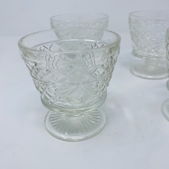 Set of 4 Vintage Glass Etched Parfait Dessert Glasses - Picture 2 of 6